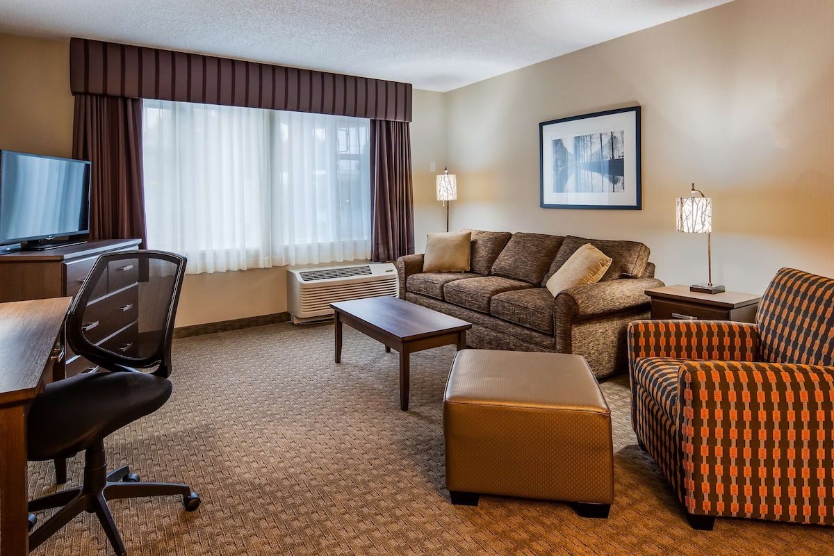 premium bedding, pillow-top beds, in-room safe, desk