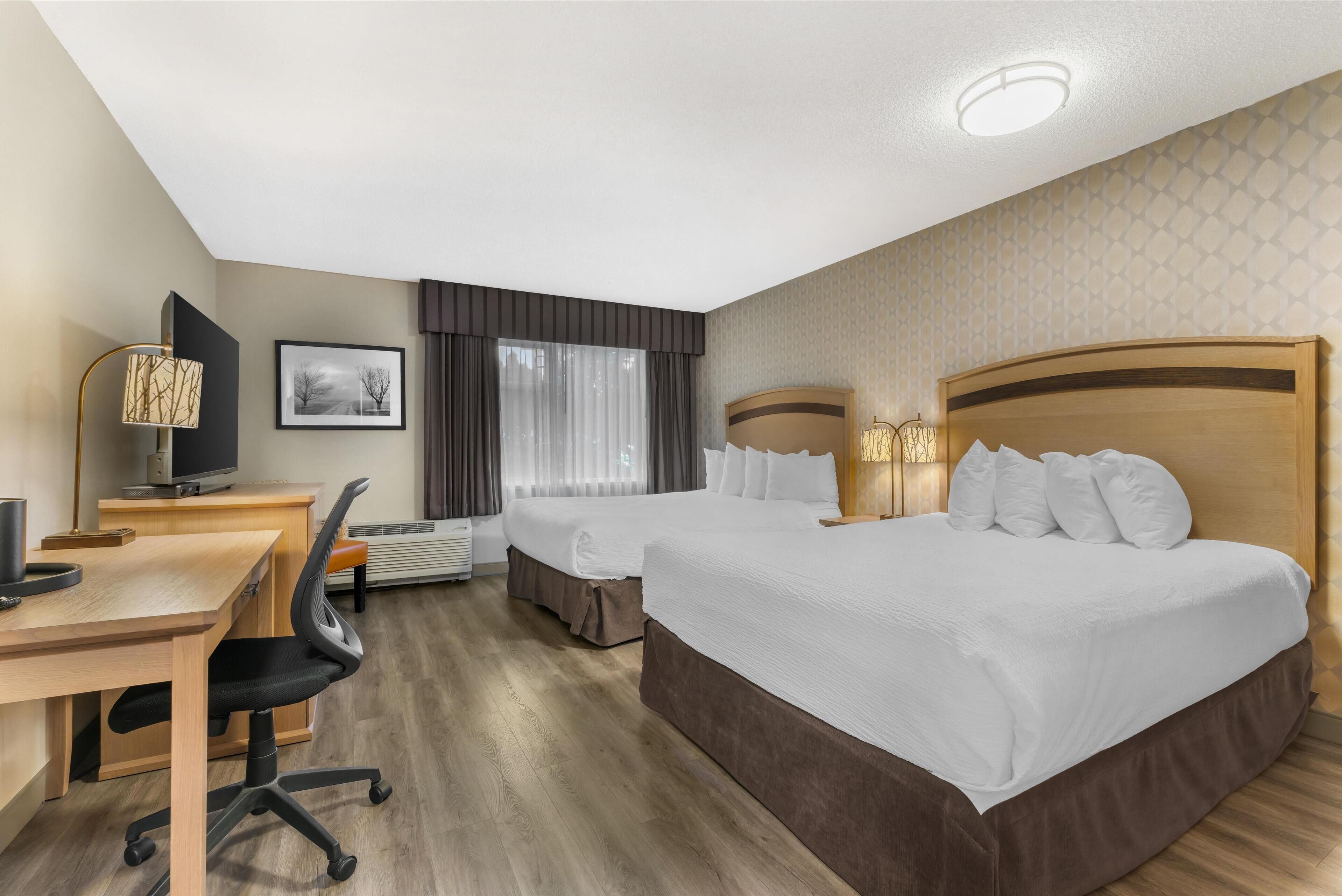 Sengetøy av topp kvalitet, senger med overmadrass og safe på rommet