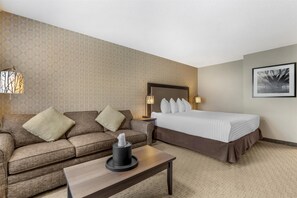 Sengetøy av topp kvalitet, senger med overmadrass og safe på rommet