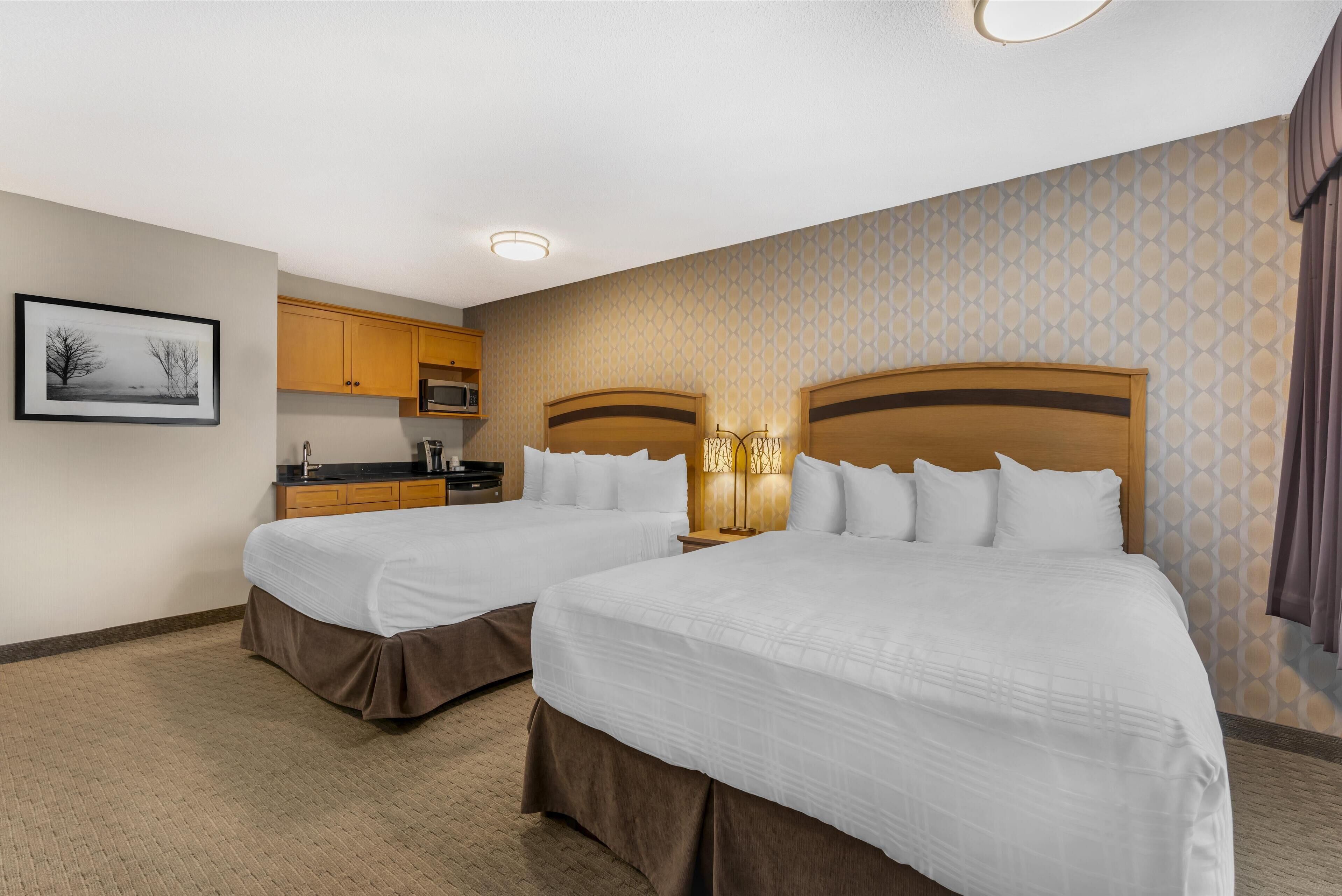 Rom – standard, 2 queensize-senger, ikke-røyk, tekjøkken | Sengetøy av topp kvalitet, senger med overmadrass og safe på rommet