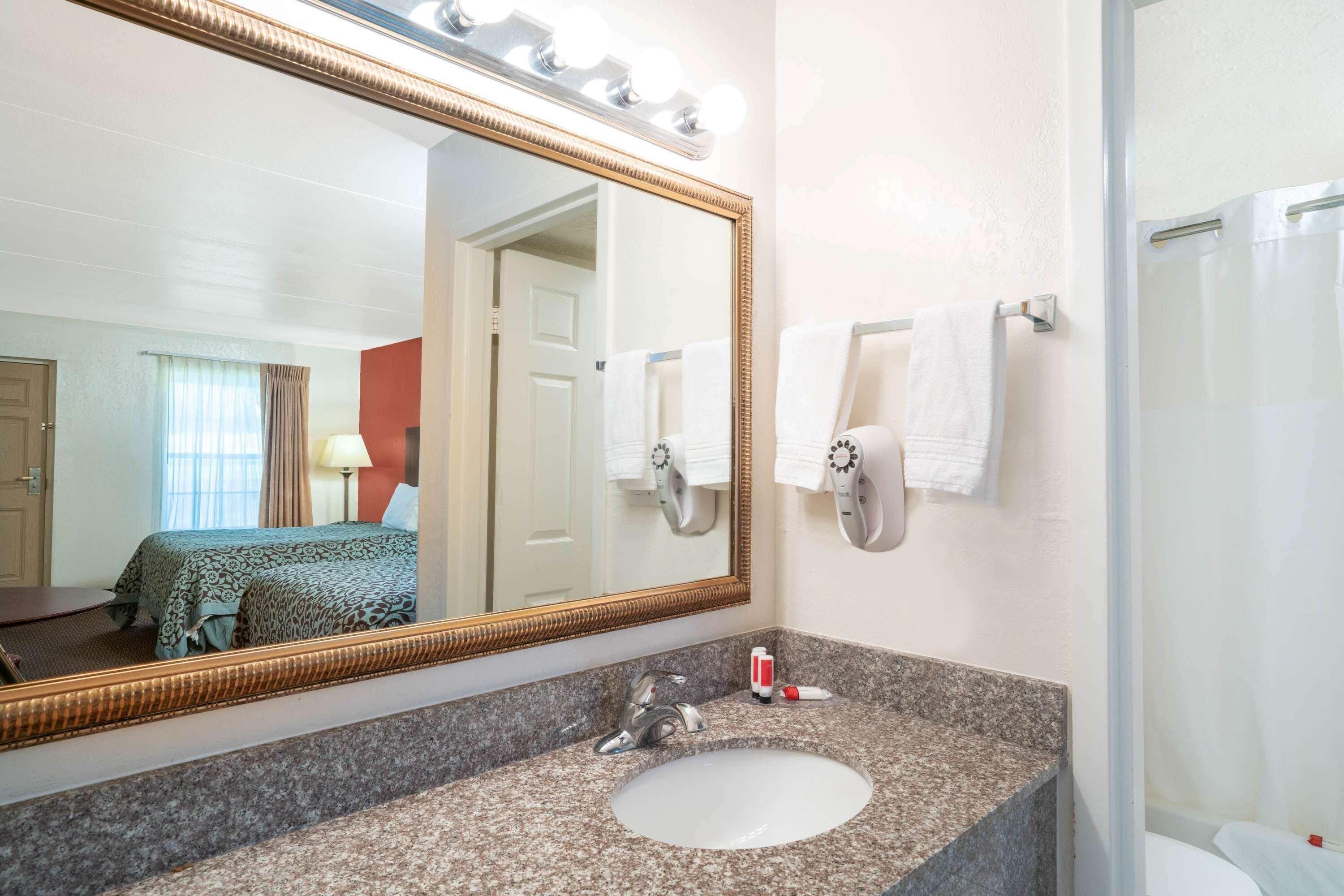 Combined shower/bathtub, towels