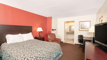 Skrivebord, blendingsgardiner, strykejern/-brett og wi-fi (inkludert)