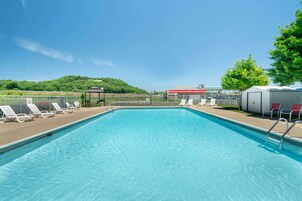 Una piscina al aire libre de temporada
