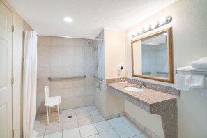 Combined shower/tub, towels