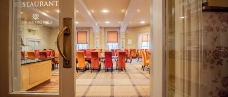 Un vestíbulo de hotel con piso a cuadros, varias zonas de estar y una recepción a la vista.