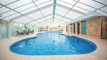 Kolam renang tertutup