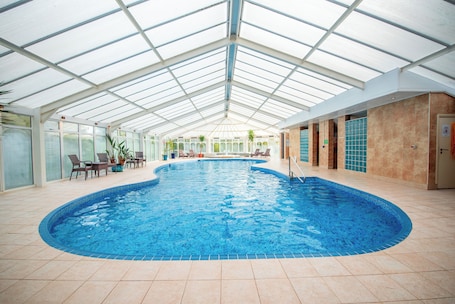 Una piscina techada. Metropole Hotel and Spa