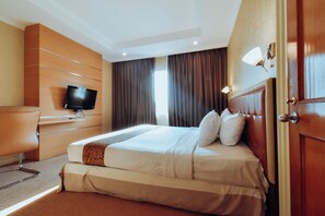Junior Suite King | 1 bedroom, in-room safe, desk, blackout drapes