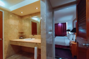 Deluxe Suite Historical Non Smoking | Bathroom | Deep soaking tub, free toiletries, hair dryer, slippers