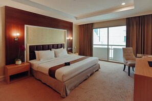 In-room safe, desk, blackout curtains, iron/ironing board - Surabaya Suites Hotel Powered by Archipelago (Surabaya)