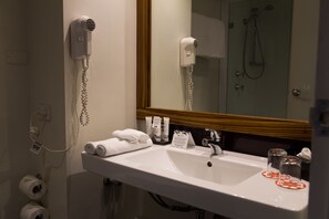 Premium Twin kamer, 2 tweepersoonsbedden, balkon | Badkamer | Een douche, gratis toiletartikelen, een haardroger, handdoeken