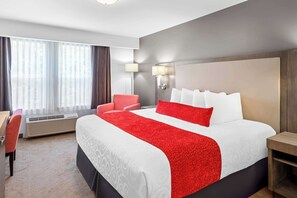 Espacio para trabajar con laptop, cortinas blackout y insonorización 