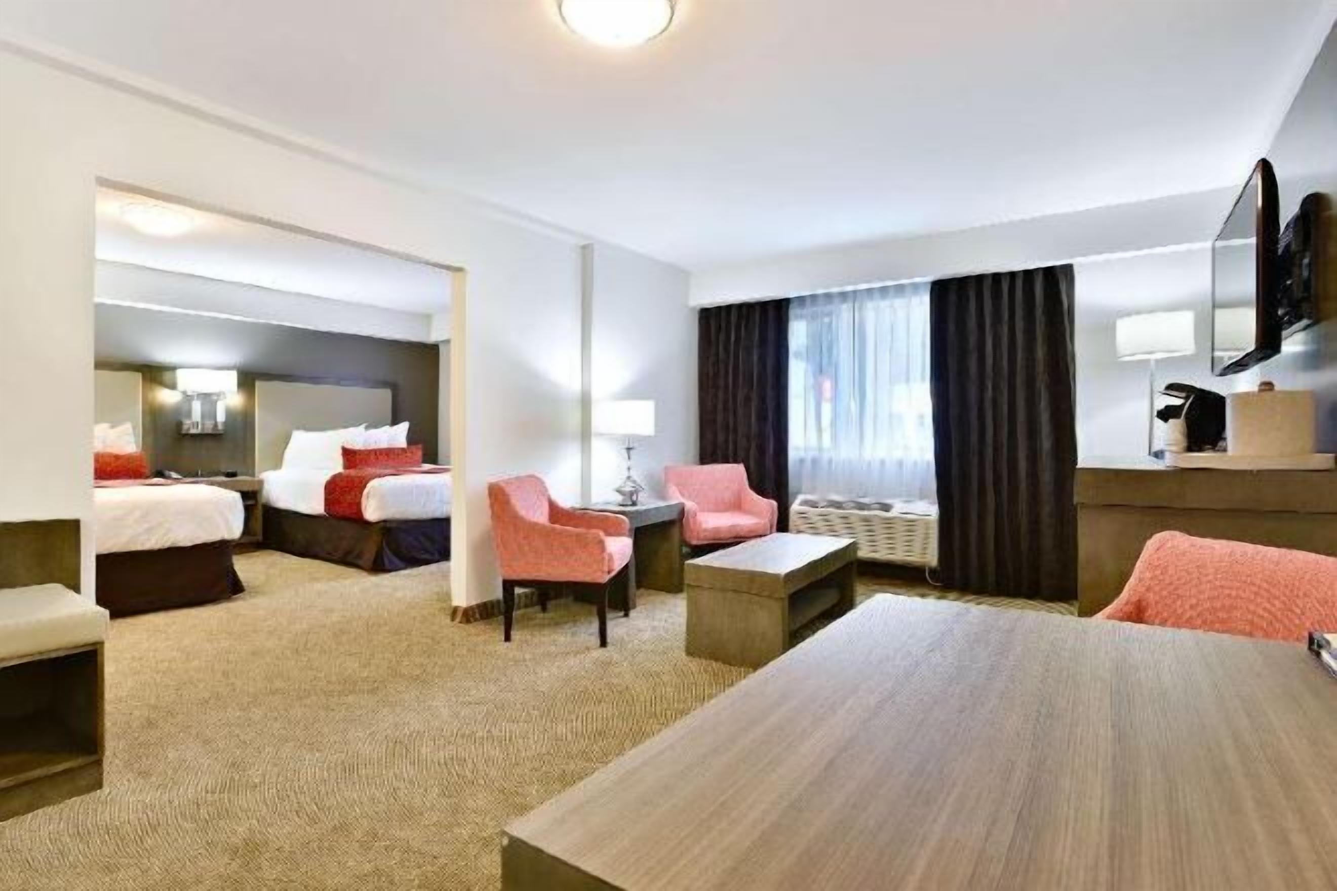 مساحة عمل للكمبيوتر المحمول وستائر تعتيم وتجهيزات عازلة للصوت