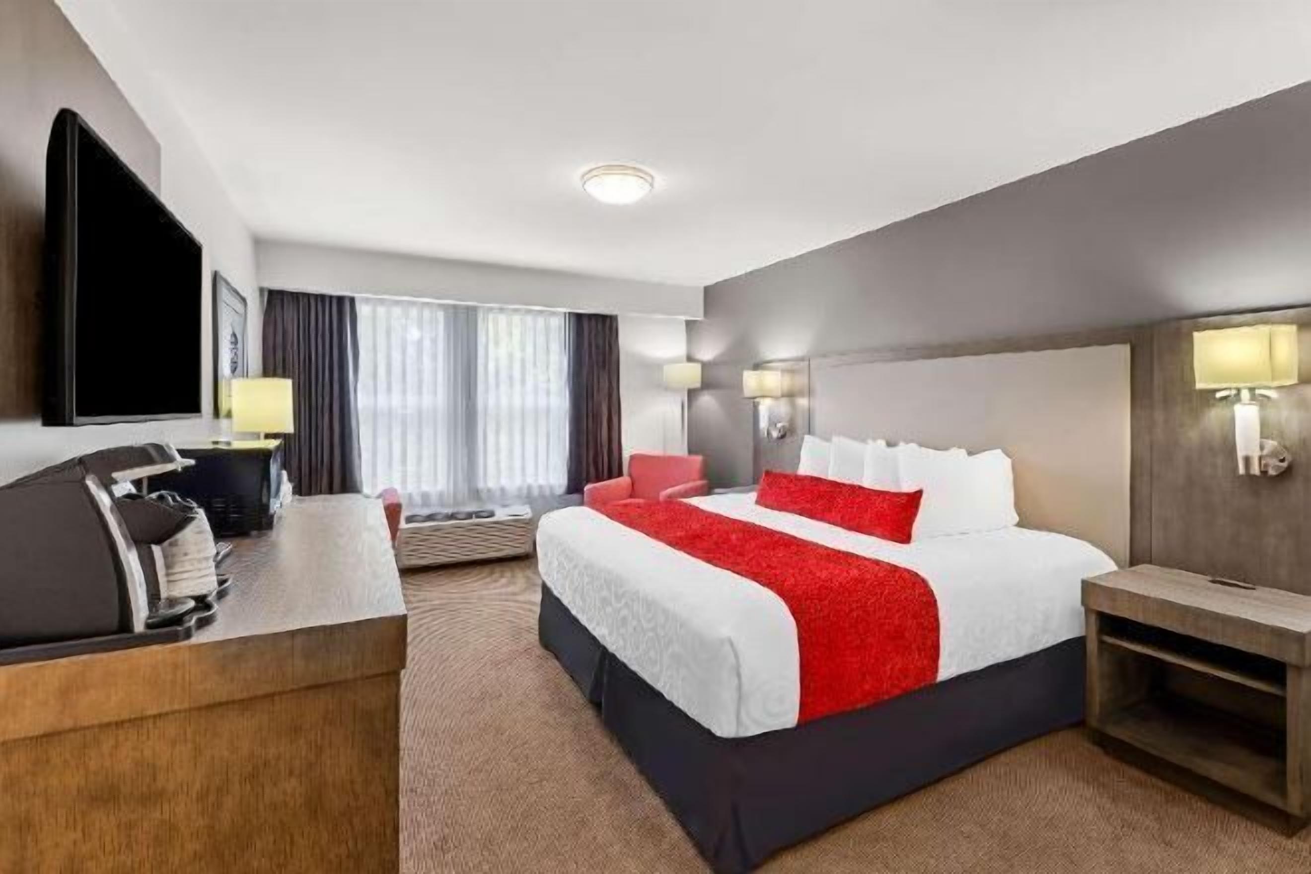 مساحة عمل للكمبيوتر المحمول وستائر تعتيم وتجهيزات عازلة للصوت