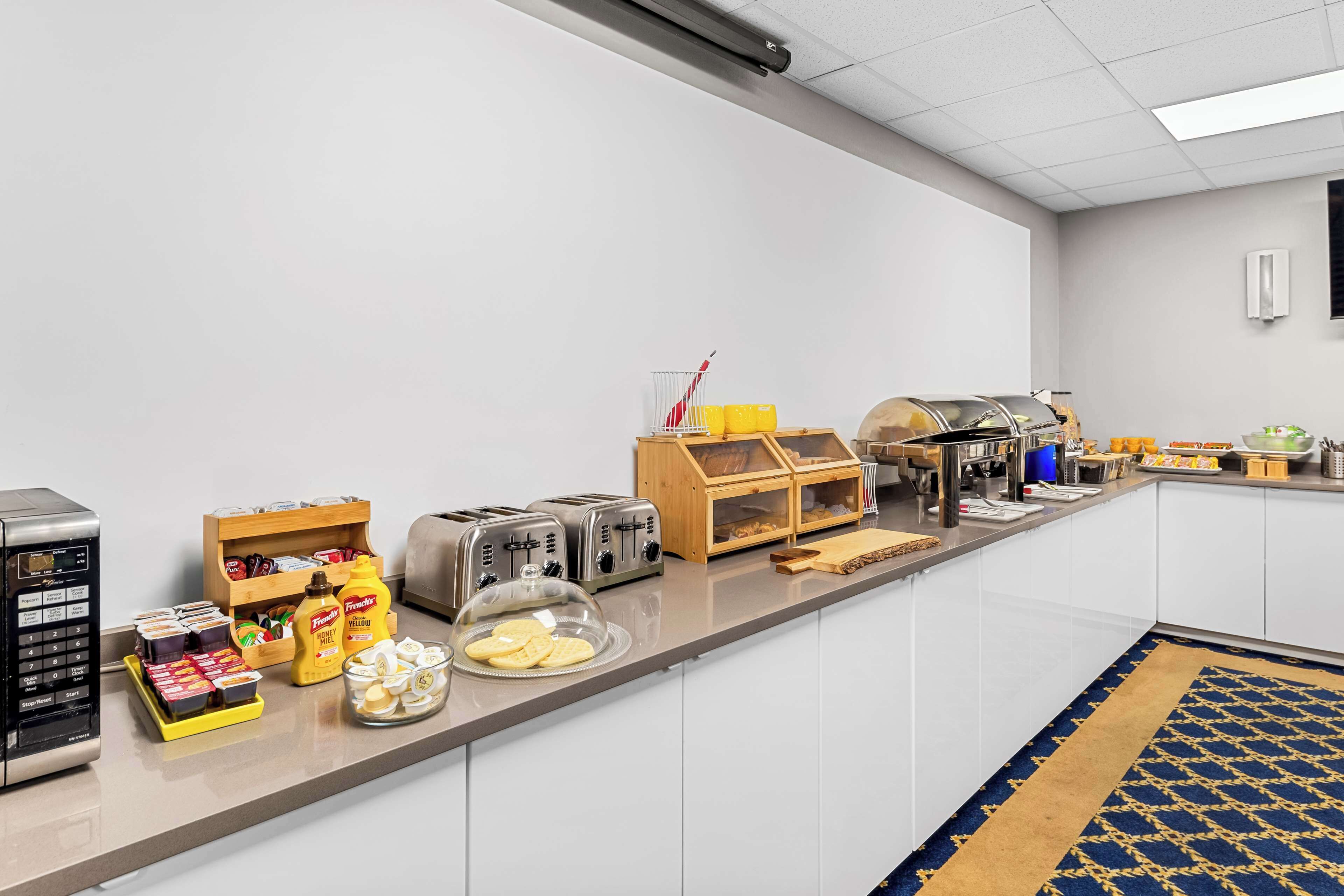 朝食 (ビュッフェ)、毎日提供 (無料)