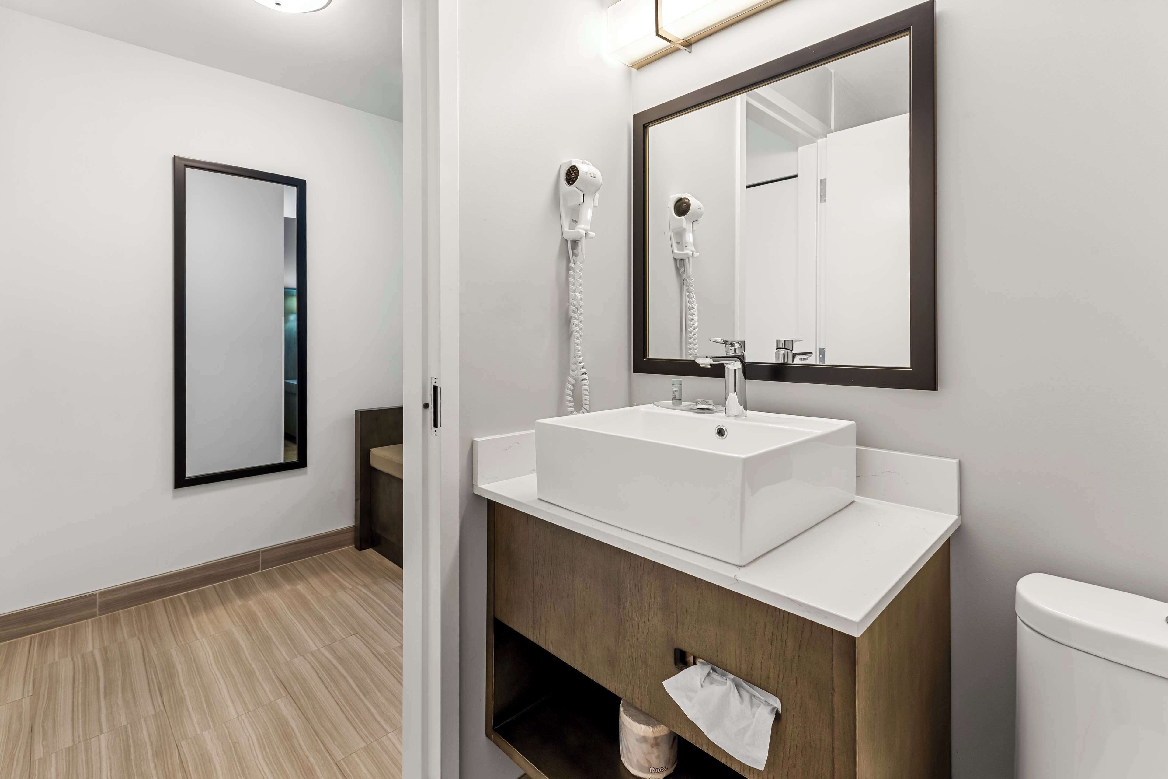 rainfall showerhead, free toiletries, hair dryer, towels