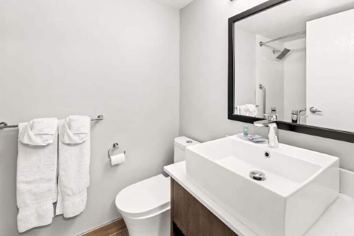 Regendusche, kostenlose Toilettenartikel, Haartrockner, Handtücher