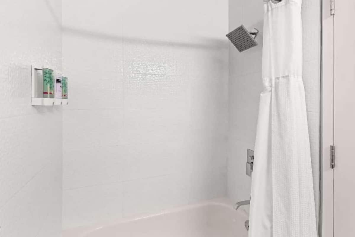 Kylpyhuone | Sadesuihkupää, ilmaiset hygieniatuotteet, hiustenkuivaaja, pyyhkeet