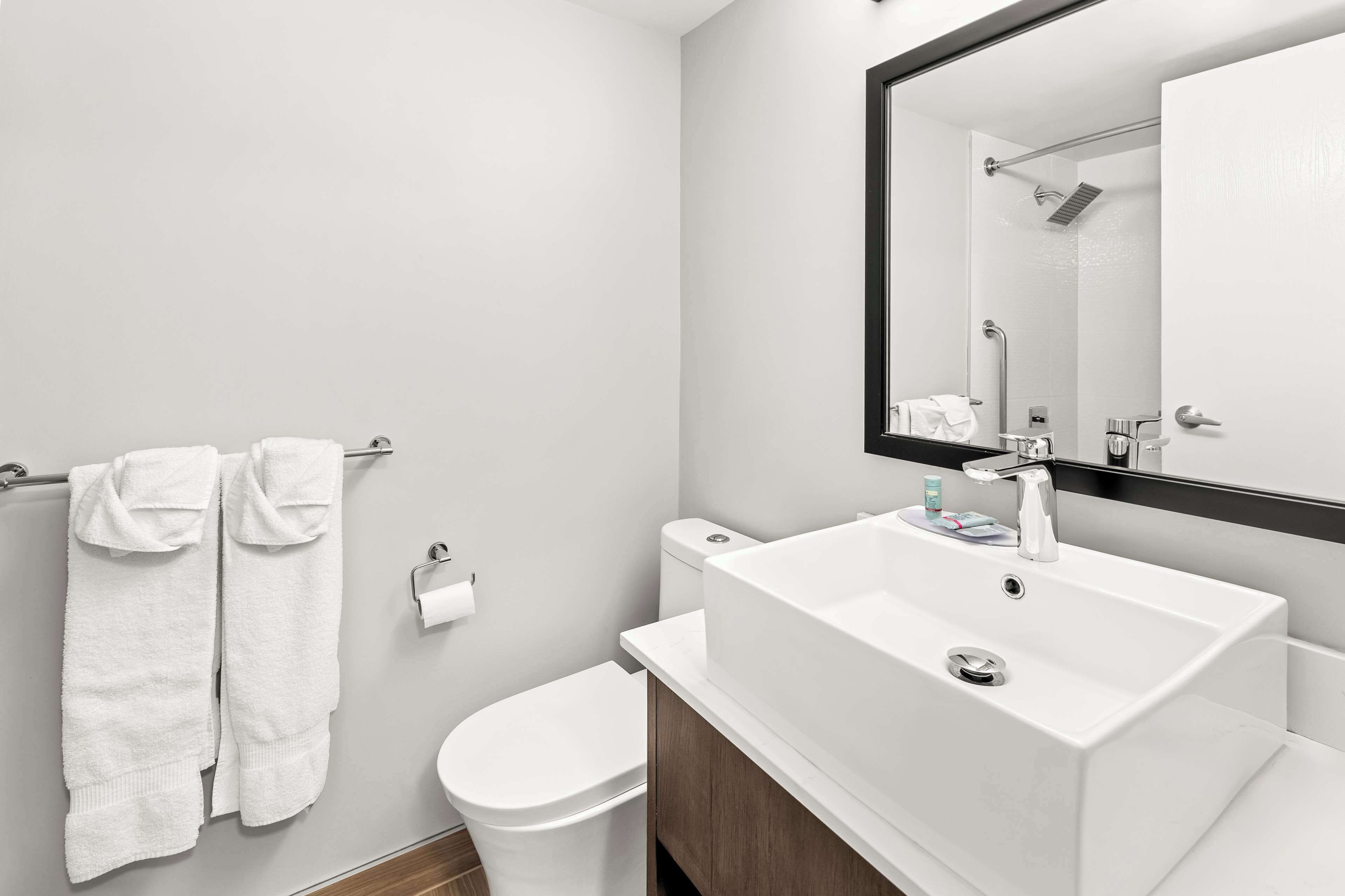 rainfall showerhead, free toiletries, hair dryer, towels