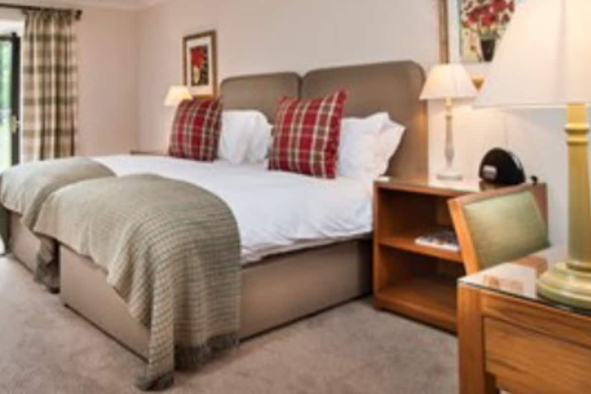 Twin Room, 2 Twin Beds | In-room safe, desk, iron/ironing board, free WiFi