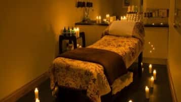Sauna, hot tub, steam room, body treatments, aromatherapy