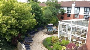 室內泳池；躺椅