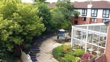 室内游泳池，日光浴躺椅