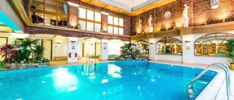 Una piscina techada, sillones reclinables de piscina