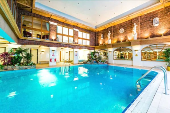 Indoor pool, sun loungers