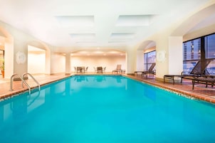 Una piscina cubierta (de 06:00 a 22:00), tumbonas