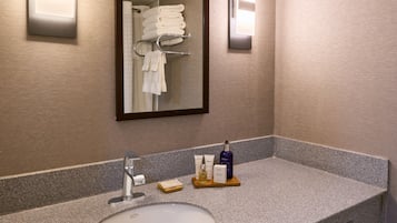 Combined shower/bathtub, free toiletries, hair dryer, towels