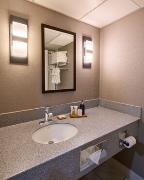 Combined shower/bathtub, free toiletries, hair dryer, towels - Radisson Hotel Hauppauge-Long Island (Hauppauge)