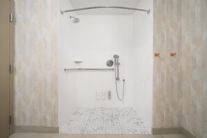 ห้องพัก, เตียงคิงไซส์ 1 เตียง, พร้อมสิ่งอำนวยความสะดวกสำหรับผู้พิการ, ปลอดบุหรี่ | ห้องอาบน้ำ