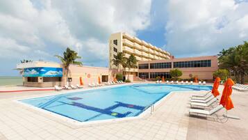 Alberca al aire libre, camas balinesas gratuitas y camastros