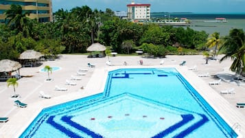 2 piscine all'aperto, cabine incluse nel prezzo, lettini