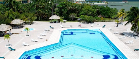 2 piscinas al aire libre, cabañas de piscina gratuitas, tumbonas