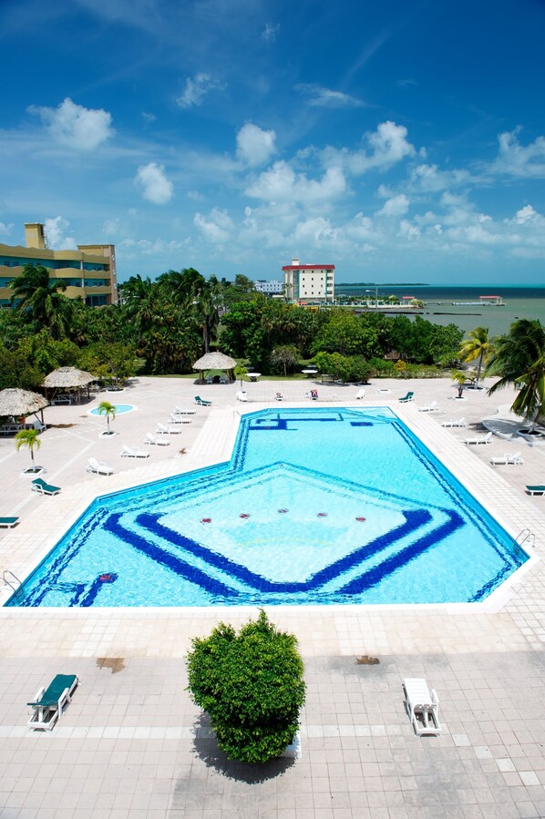 2 piscinas al aire libre, cabañas de piscina gratuitas, tumbonas