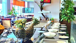 Un bufé con una variedad de platos y un árbol decorativo.