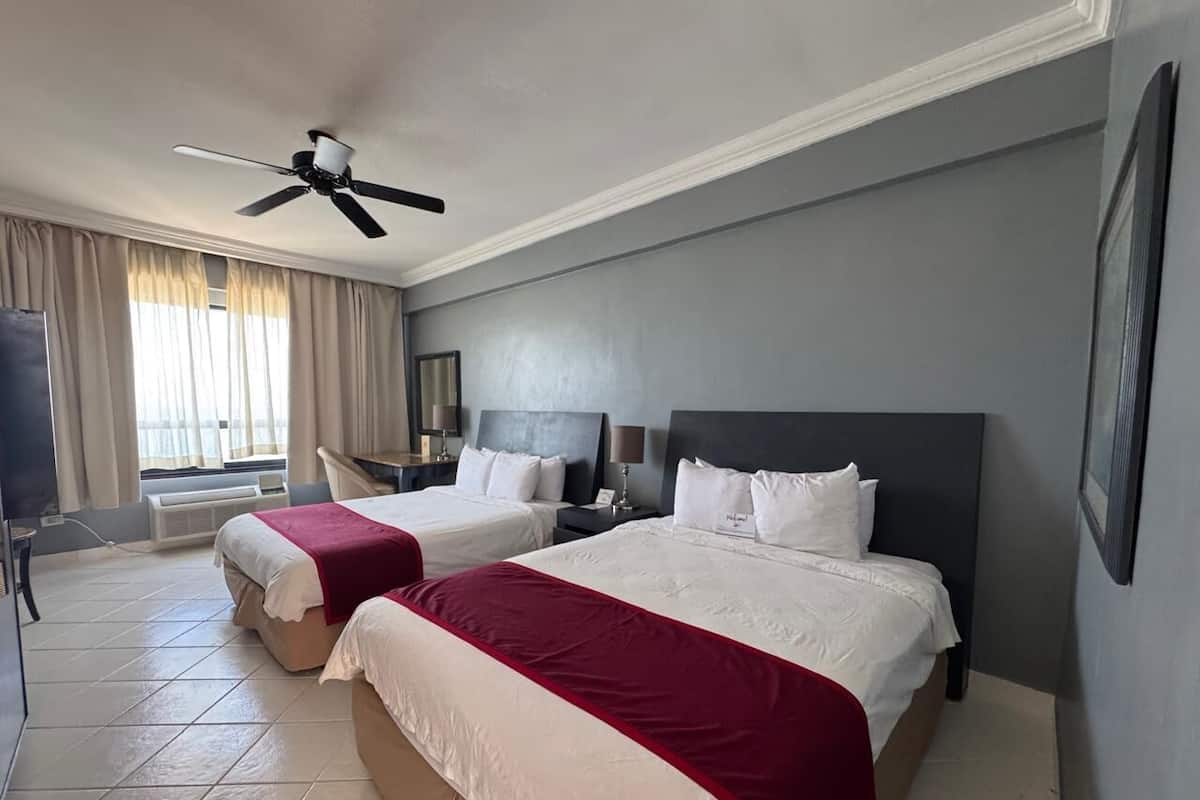 Habitación, 2 camas Queen size, para no fumadores, vista al océano | Caja de seguridad en la habitación y escritorio