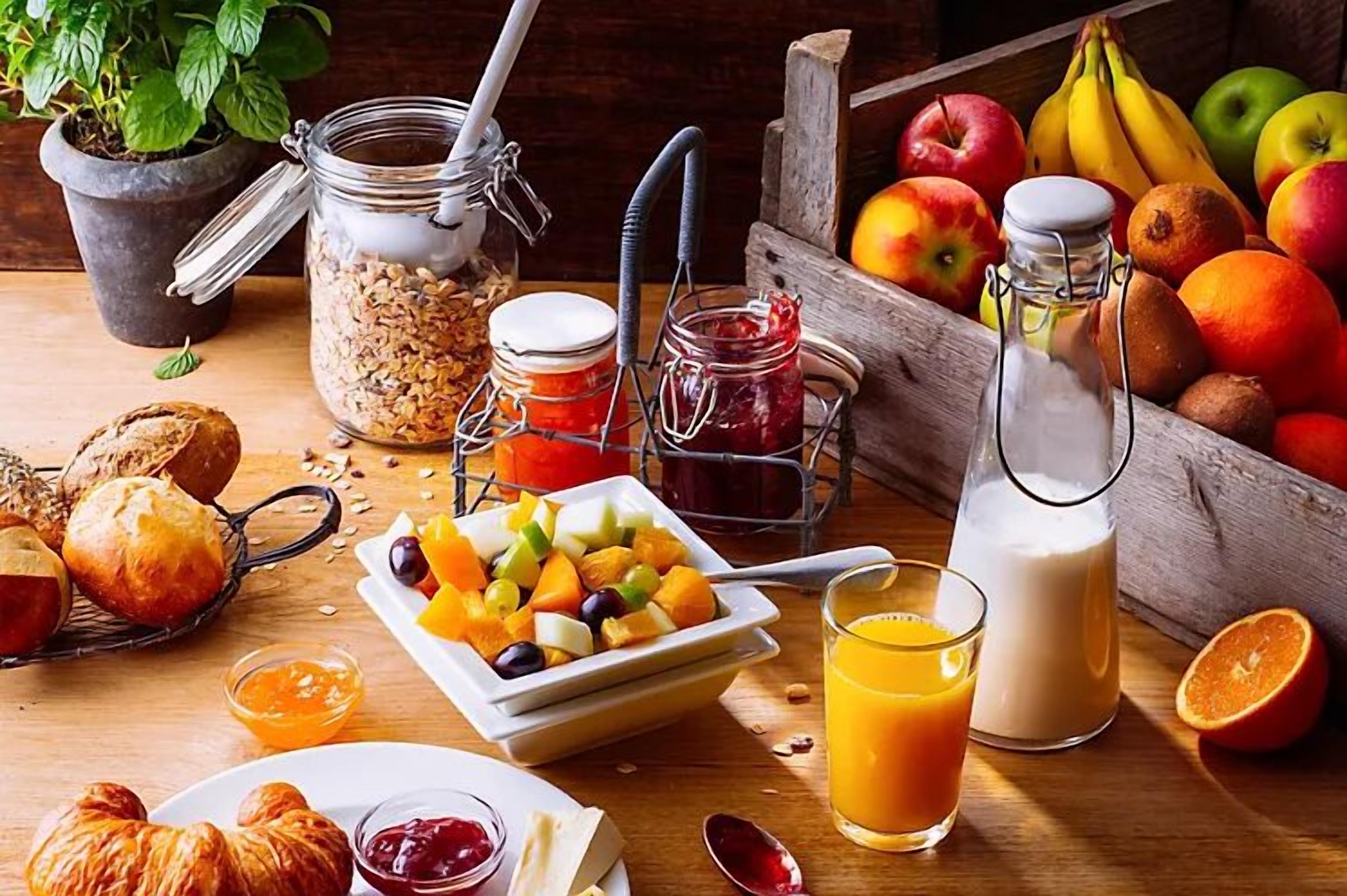 Desayuno buffet (EUR 12.9 por persona) 