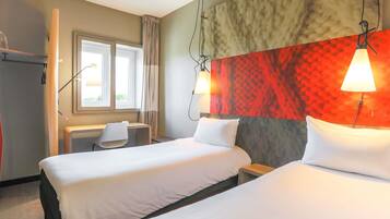 Habitación estándar con 2 camas individuales, 2 camas individuales | Ropa de cama de alta calidad, camas con pillow-top y escritorio