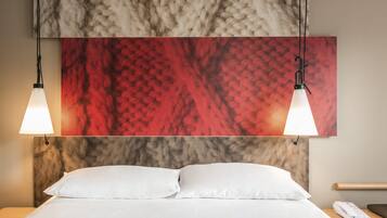 Ropa de cama de alta calidad, colchones con pillow-top y escritorio