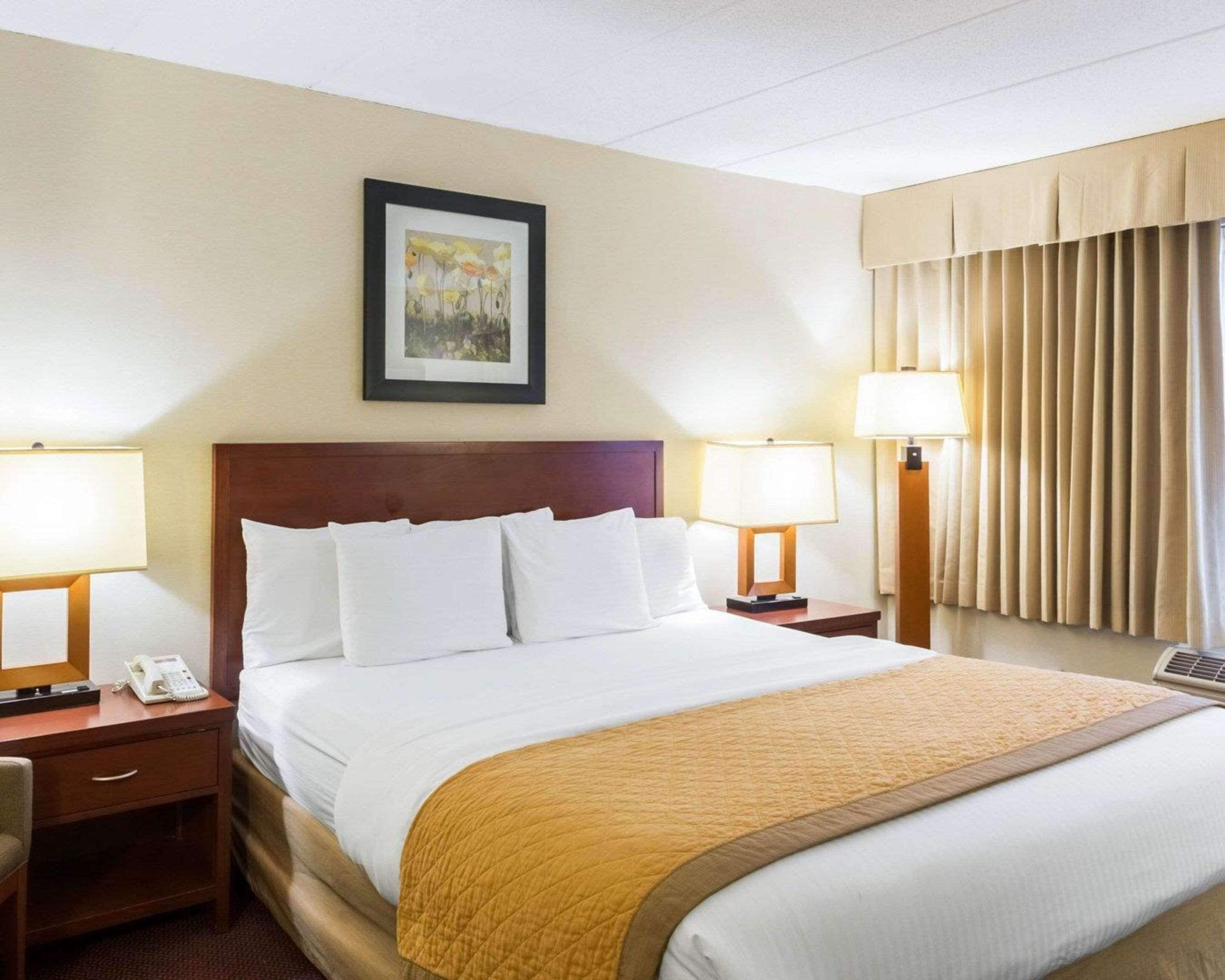 Photo - Clarion Hotel Somerset - New Brunswick