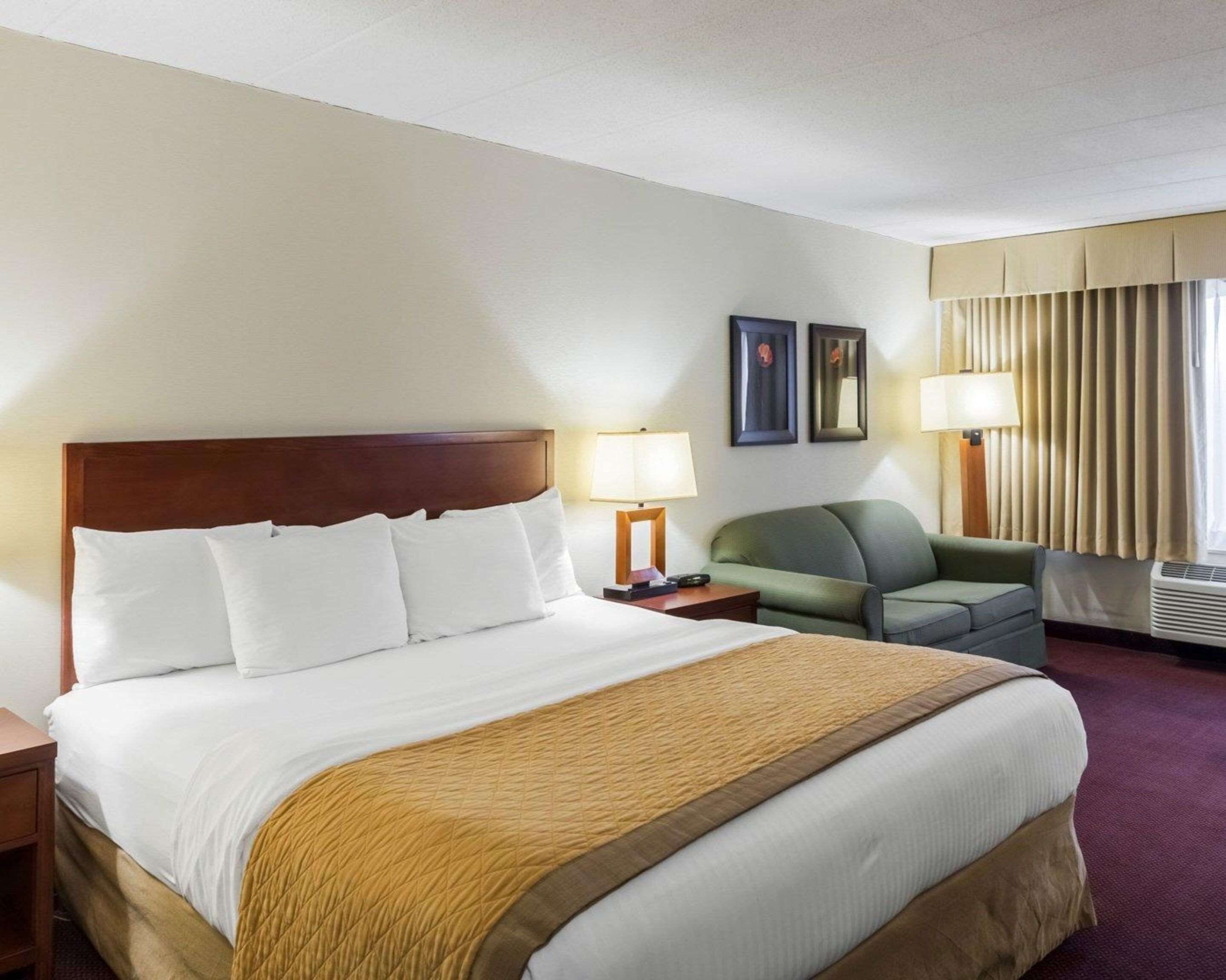 Photo - Clarion Hotel Somerset - New Brunswick