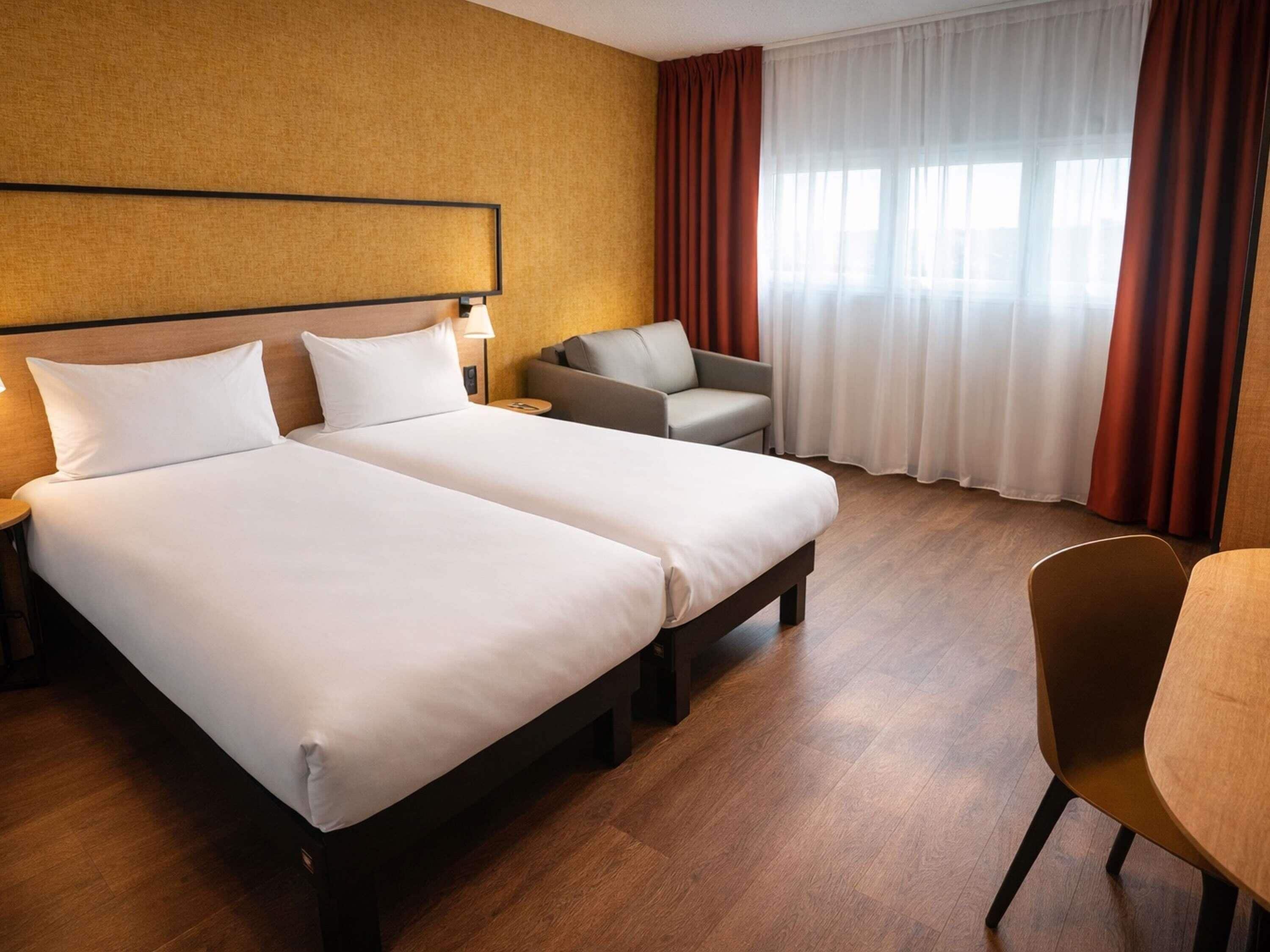 Classic Room, Multiple Beds | Premium bedding, pillowtop beds, in-room safe, desk