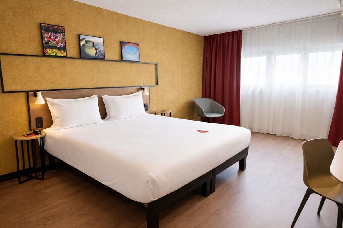 Chambre Standard, 1 lit double, accessible aux personnes à mobilité réduite | Literie de qualité, lit avec matelas à plateau-coussin, coffre-fort