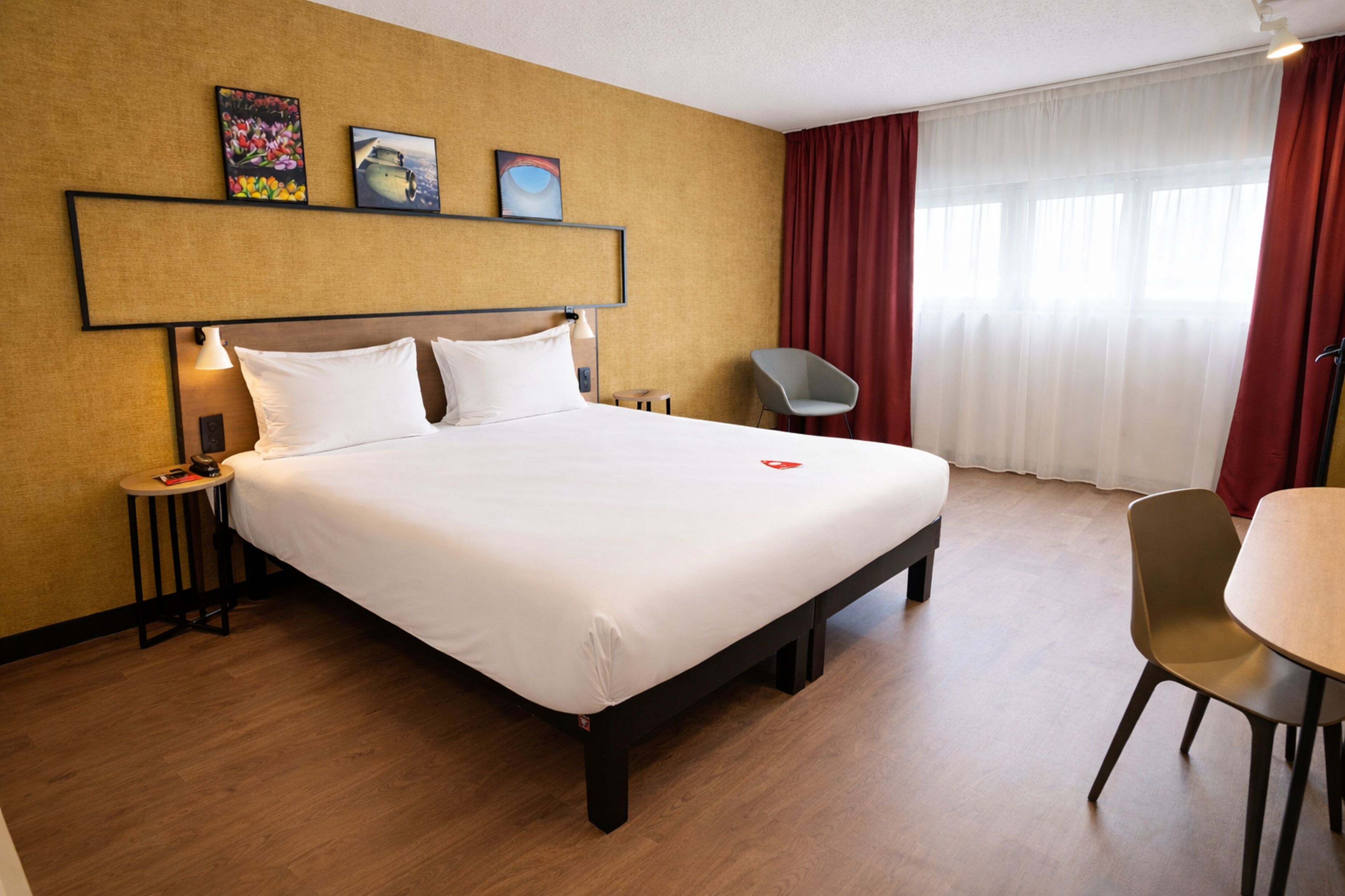 Standard Room, 1 Double Bed, Accessible | Premium bedding, pillowtop beds, in-room safe, desk