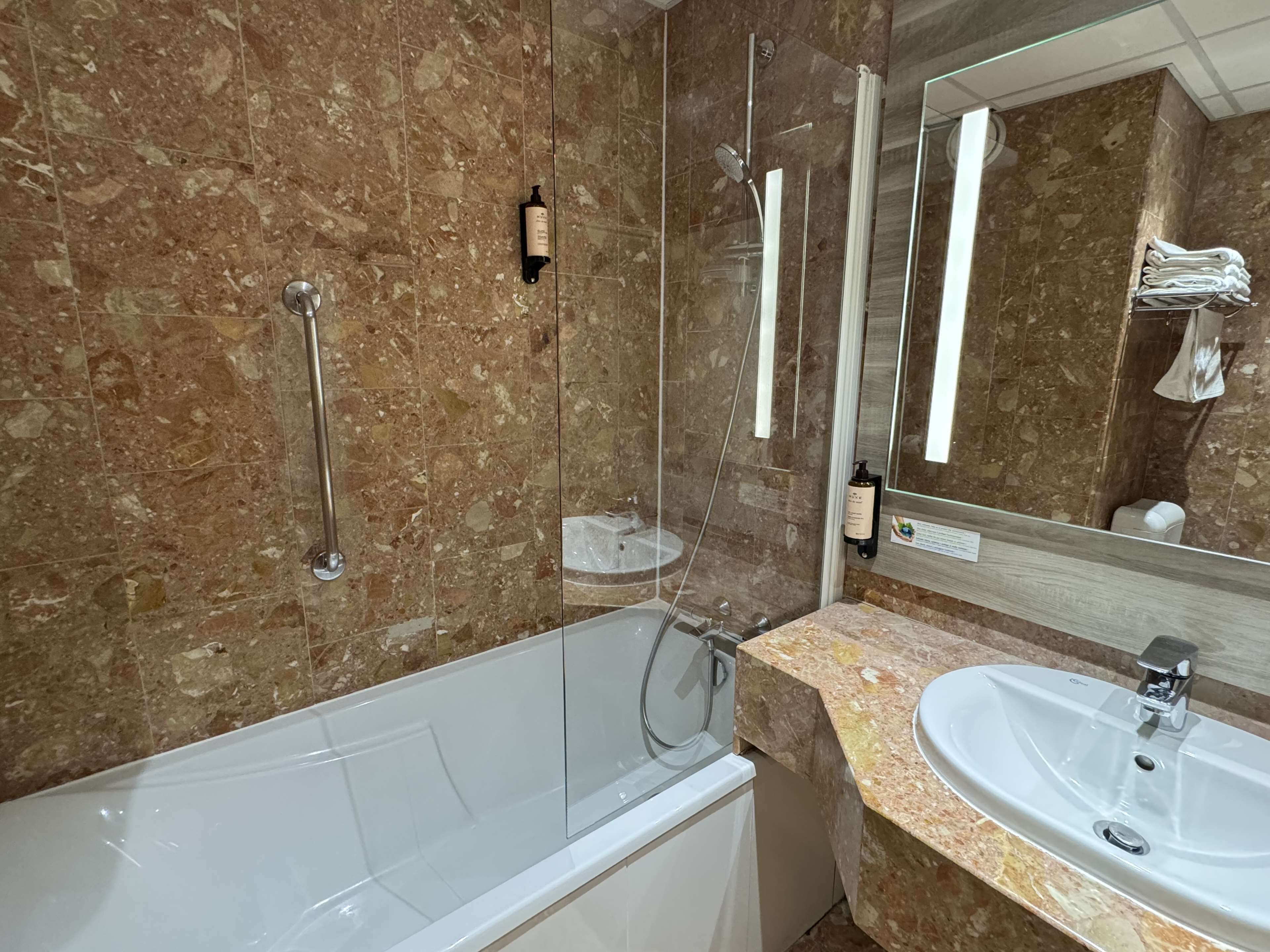 executive room, 1 queen bed, refrigerator | bathroom | combined shower/bathtub, free toiletries, hair dryer, towels