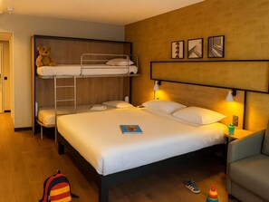 Family Room, Multiple Beds | Premium bedding, pillowtop beds, in-room safe, desk - Ibis Rungis Aéroport Paris Orly (Rungis)