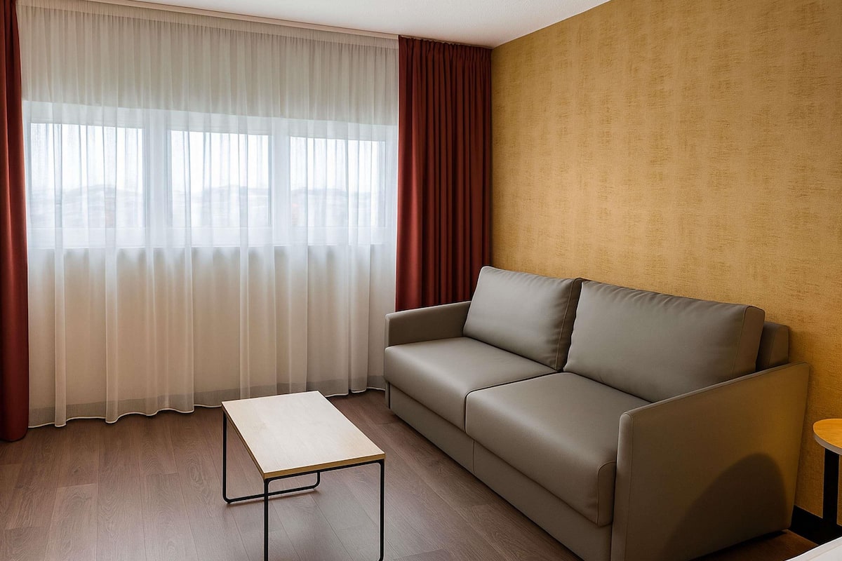Premium-Zimmer, 1 Doppelbett und Schlafsofa | Hochwertige Bettwaren, Pillowtop-Betten, Zimmersafe, Schreibtisch